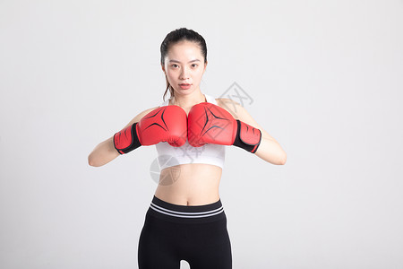 打拳手套带着拳击手套帅气的运动女性背景