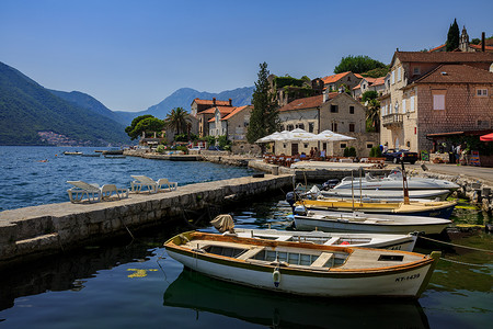黑山共和国美丽的海湾旅游小镇背景