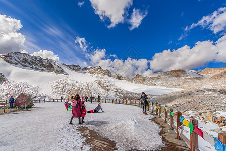 冬季玩耍画面川西达古冰川的游客背景