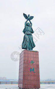 天使妈妈黑河母亲广场雕塑背景