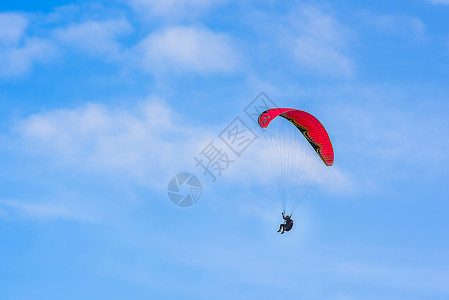 自由飞翔滑伞运动图片