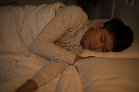 熟睡睡觉的年轻男子高清图片
