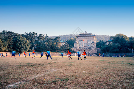 武汉大学珞珈山武汉大学操场足球赛背景