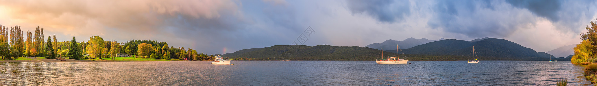 游艇小船新西兰清晨的山川湖泊全景图背景