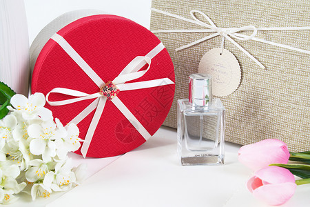 礼物盒和花束背景图片