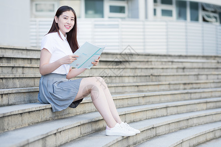 坐在校园台阶上的大学生图片