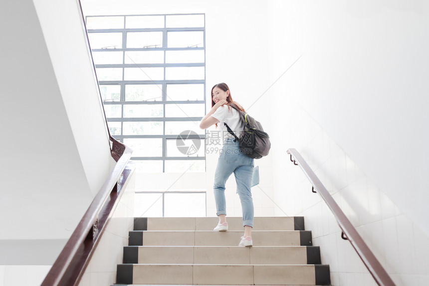 教学楼里准备去上课的同学图片