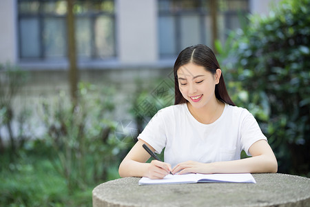 校园轻松学习的女生图片