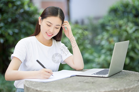 在校园室外休闲学习的女生背景图片