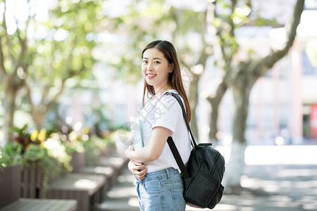 女同学图片背着书包放学下课的大学生背景