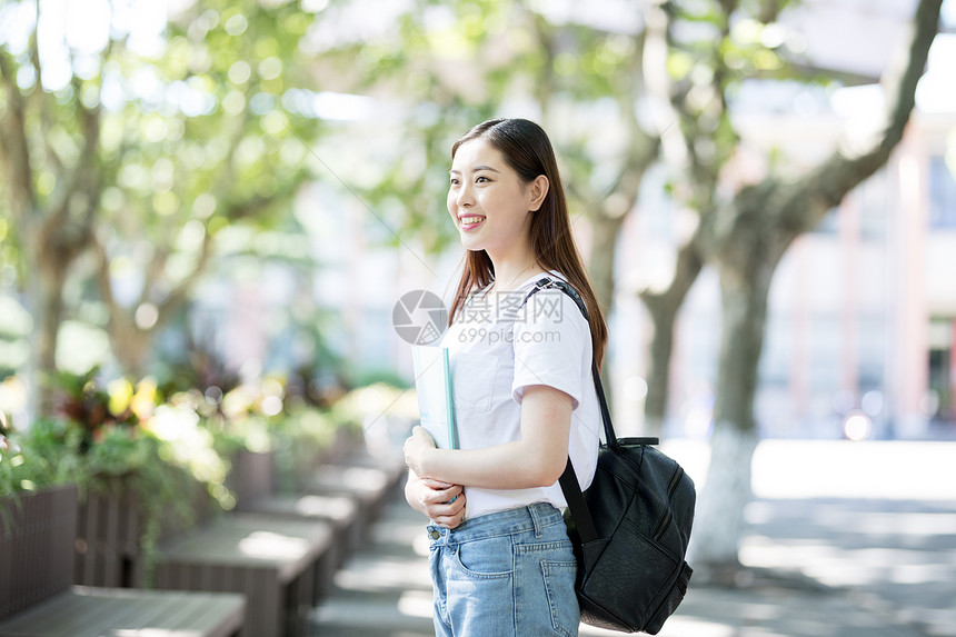 背着书包放学下课的大学生图片