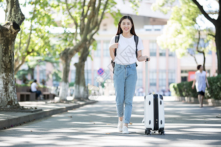 背书包的女人学校里拉着行李箱背书包的女生背景