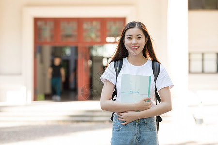 站在教学楼前的大学生图片