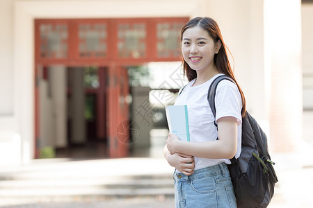 站在教学楼前的大学生图片