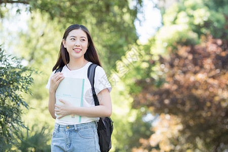 校园里背着书包抱着书的同学图片