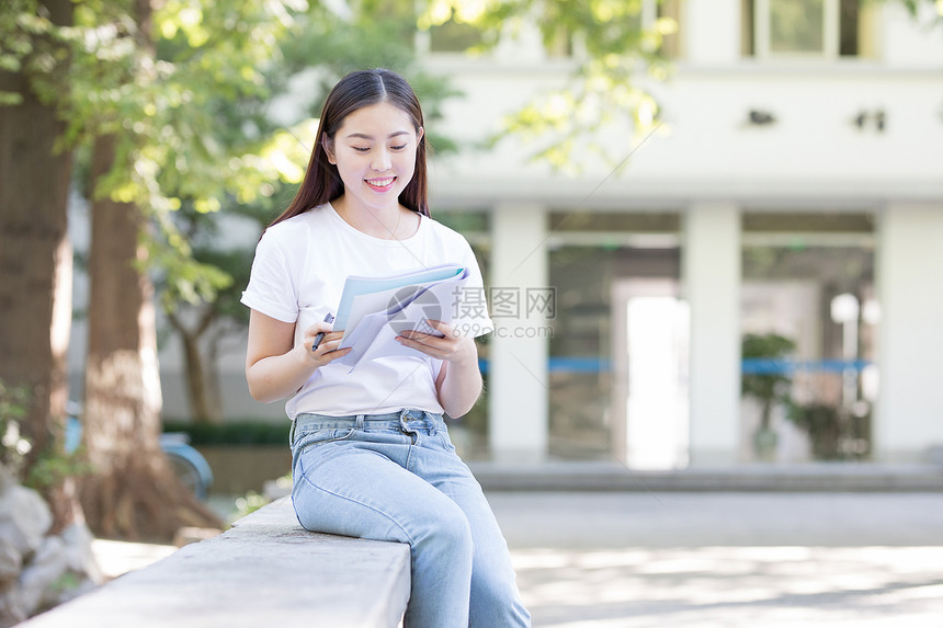 校园里室外正在学习的女生图片