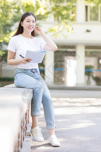 校园里室外正在学习的女生图片