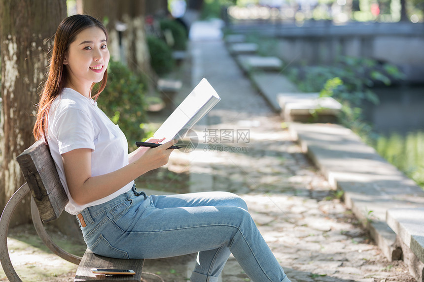 坐在树下看书的女生图片