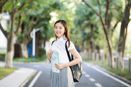 大学校园林荫道上的同学大学生高清图片素材