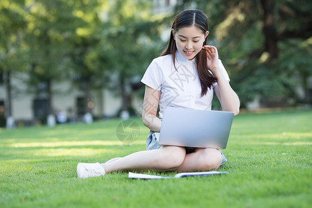 绿色草坪上休闲学习的女生背景图片