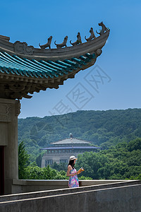 武汉大学晨读的美女背景图片