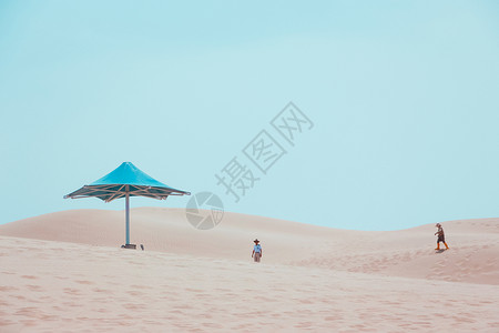 沙漠沙漠化沙漠上的遮阳伞背景