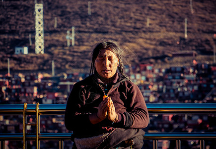 藏民信徒信徒礼拜高清图片