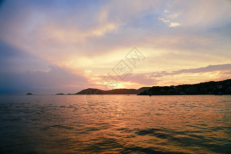 夕阳下的海景背景图片