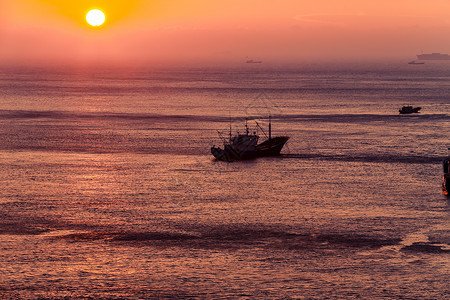 夕阳下的海景背景图片