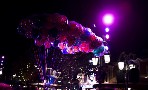 紫色浪漫气球万圣节迪士尼空中气球背景