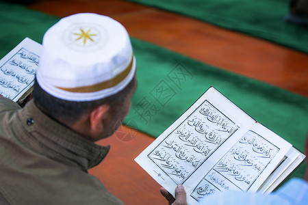 中东难民伊斯兰教念古兰经的男性背景