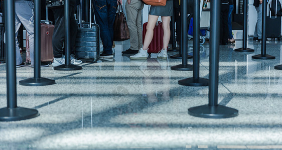 机场游客登机脚部特写背景图片