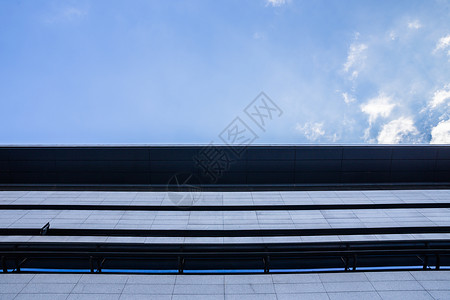 线条云朵建筑与蓝天白云背景