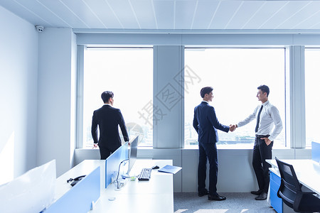 商务团队男士合作握手图片