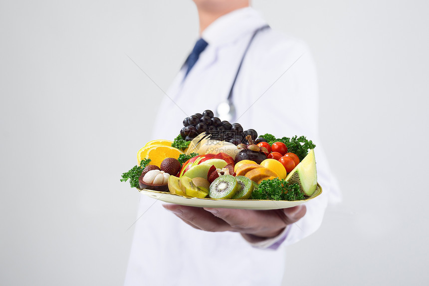 医生手捧健康食物图片