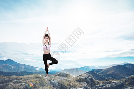 紧身运动服美女山顶上做瑜伽设计图片