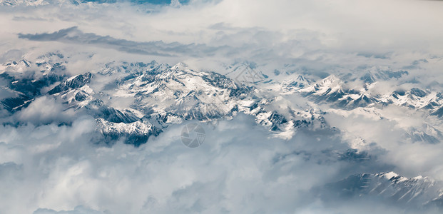 们可以的雪山背景