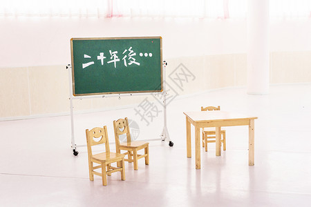 那年夏天字体设计教室里的桌椅背景