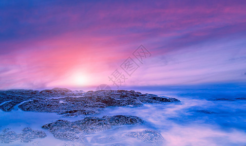 粉色礁石海上日出时光背景