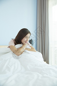 卧室里在床上休息的女性图片