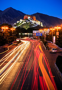 车流轨迹西藏拉萨布达拉宫夜景背景