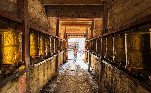 西藏拉萨寺庙里的转经筒背景图片
