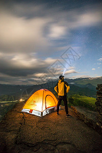 夜晚星空帐篷露营的人背景图片