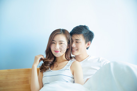 年轻情侣在床上休息背景图片