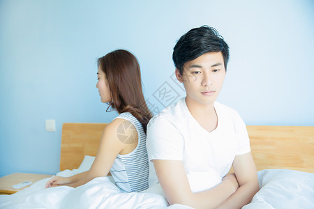 年轻情侣在床上冷战背景图片