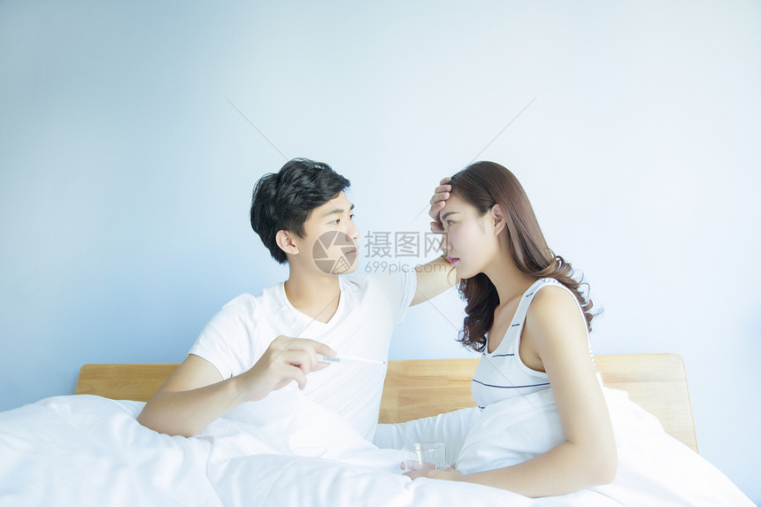 情侣在床上量体温图片