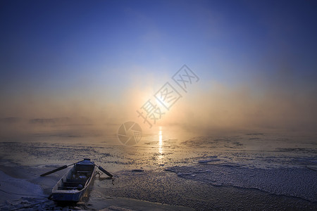 冬天的早晨雾凇岛日出高清图片