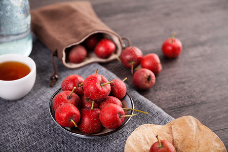 新鲜山楂果红色餐巾高清图片