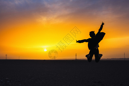 黄昏地平线大漠夕阳人物剪影背景