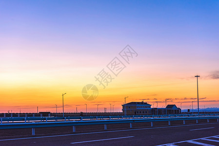 铁马护栏京新高速晚霞美景背景